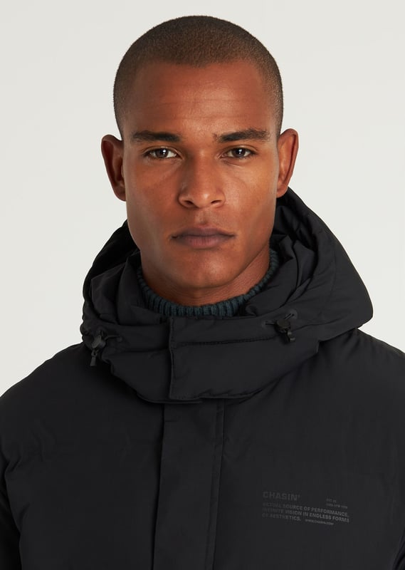Materiaal & fit De Nebula is een kort model winterjas. Deze pufferjacket is volledig gemaakt van polyester wat hem erg licht maakt. Daarnaast is hij waterafstotend, winddicht en ademend.  details Deze pufferjas heeft een afneembare capuchon en een verstelbare mouwopening. In totaal heeft de Nebula 3 zakken, 2 onzichtbare steekzakken en een binnenzak, allemaal voorzien van ritssluiting. Verder is de winterjas voorzien van een kunststof rits en kenmerkende CHASIN’ details.  Performance features Breathable Keep warm Quick dry Water repellant Wind proof  Specs Afneembare capuchon 3 zakken Kunststof rits Licht materiaal CHASIN' details  Model draagt maat L en is 1.89 m. lang. Zijn tailleomvang meet 74 cm. en zijn borstomvang 90 cm.