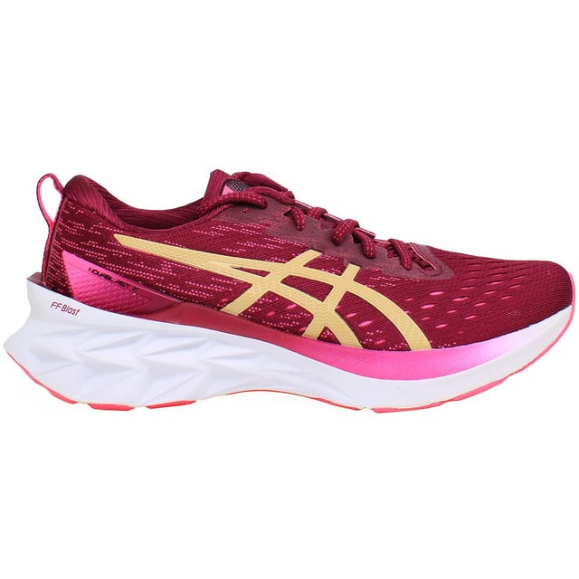 Ontworpen voor de moderne hardloper die comfort, responsiviteit en opvallende esthetiek zoekt, zijn de ASICS NovaBlast 2 Dames Roze Sneakers een veelzijdige keuze voor zowel casual joggers als toegewijde atleten. De gedurfde roze kleur voegt niet alleen een vleugje vrouwelijkheid toe, maar zorgt ook voor zichtbaarheid op de baan.

Belangrijkste Kenmerken:

 FlyteFoam Blast Middenzool:  De NovaBlast 2 beschikt over ASICS' innovatieve FlyteFoam Blast-technologie in de middenzool, die een energiek en responsief gevoel geeft bij elke stap. Dit lichtgewicht materiaal verbetert de demping zonder in te boeten op prestaties.

 Uitgebreide Achtervoet GEL Technologie:  Een kenmerkende functie is de integratie van GEL-technologie in de achtervoet, die superieure schokabsorptie biedt tijdens hakslagen. Dit minimaliseert impactkrachten, wat leidt tot een soepelere en comfortabelere loopervaring.

 Trusstic Systeem Technologie:  Het Trusstic Systeem verhoogt de stabiliteit en ondersteuning zonder extra gewicht toe te voegen. Het verstevigt het middenvoetgebied, voorkomt overmatige draaiing en zorgt voor een veilige pasvorm voor verschillende voetvormen.

 Ademend Mesh Bovenwerk:  Het ademende mesh bovenwerk houdt je voeten koel en comfortabel, zelfs tijdens intense workouts. Het materiaal bevordert de luchtstroom, voorkomt oververhitting en vochtophoping.

 OrthoLite X-40 Inlegzool:  Ontworpen voor langdurig comfort, biedt de OrthoLite X-40 inlegzool vochtbeheer en ademend vermogen, waardoor een droge en gezonde omgeving voor je voeten wordt gegarandeerd tijdens je run.

 AHAR Rubber Buitenzool:  De duurzame AHAR (ASICS High Abrasion Rubber) buitenzool zorgt voor uitstekende grip en verlengt de levensduur van de schoen. Het biedt betrouwbare grip op verschillende oppervlakken, waardoor deze sneakers geschikt zijn voor zowel straat- als trailrunning.