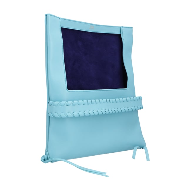 Klappenverschluss
gewebtes Motivdetail
100% Leder
Hergestellt in Italien
Höhe 18 cm
Breite 29 cm
Maße: Breite: 290 mm, Höhe: 180 mm