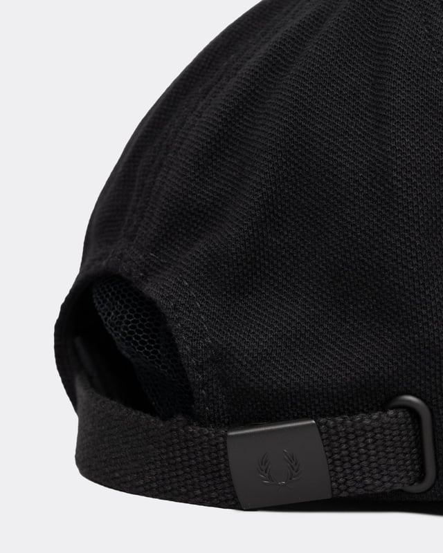 A classic cotton cap inspired by the Fred Perry Shirt.  
Cotton piqué fabric / Internal cotton lining and band / Matte metal adjuster clip / Contrast Laurel Wreath embroidery to the front left side
100% Cotton
HW6726