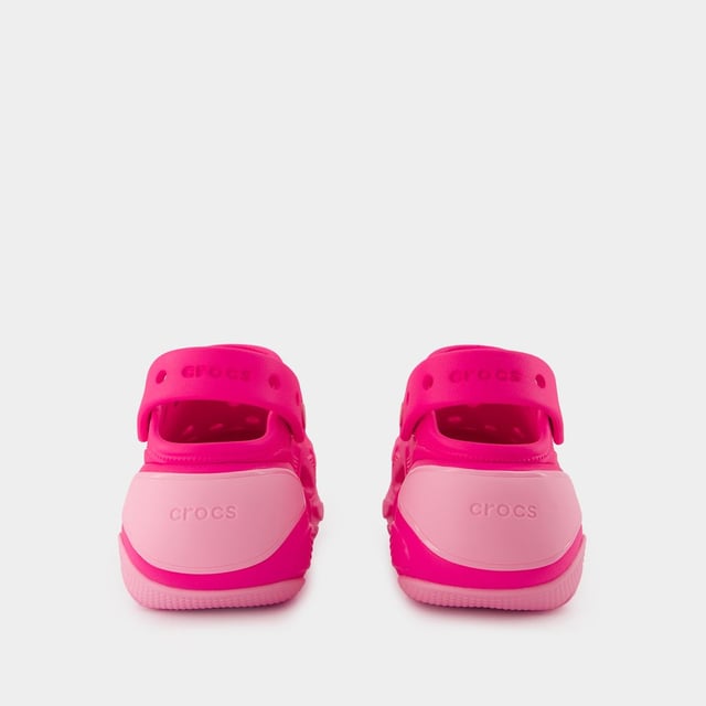 Colores: PINK - Pink Crush. Material: termoplástico. Material de la suela: caucho. Forro: croslite. Cierre: fácil de poner. Forma de la punta: redonda. Cómo elegir la talla: talla grande - Talla: CROCS.
