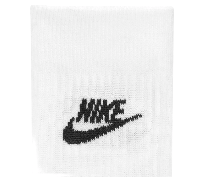 SOFT SOCKS IN A CREW CUT. The Nike Sportswear Everyday Essential Socks are made with soft, stretchy fabric that moulds to your foot for all-day comfort.