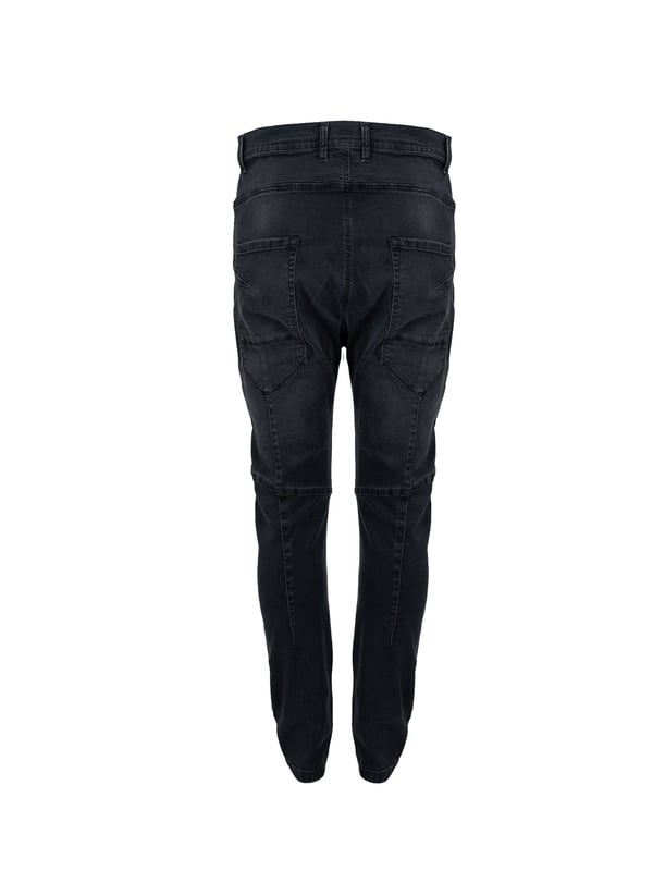 Los pantalones vaqueros son un clásico que nunca pasa de moda, perfectos para cualquier ocasión, desde encuentros casuales hasta salidas más formales.

Las costuras sólidas garantizan durabilidad y resistencia, además de añadir elegancia y estilo, destacando la alta calidad de la confección.

Los prácticos bolsillos traseros y delanteros ofrecen un lugar cómodo para guardar pequeños objetos, como llaves, teléfono o cartera, lo que hace que estos pantalones no solo sean estilosos, sino también funcionales.

El color uniforme hace que estos pantalones sean extremadamente versátiles y fáciles de combinar con diferentes elementos del guardarropa, desde camisetas hasta camisas elegantes.

Los pantalones ligeramente desgastados les añaden carácter y un aspecto moderno, lo que los hace ideales para personas que valoran un estilo de moda pero al mismo tiempo sutil.

Producidos en Italia, estos pantalones vaqueros son sinónimo de la más alta calidad, artesanía y atención al detalle, lo que garantiza una comodidad excepcional de uso y durabilidad a lo largo de los años.