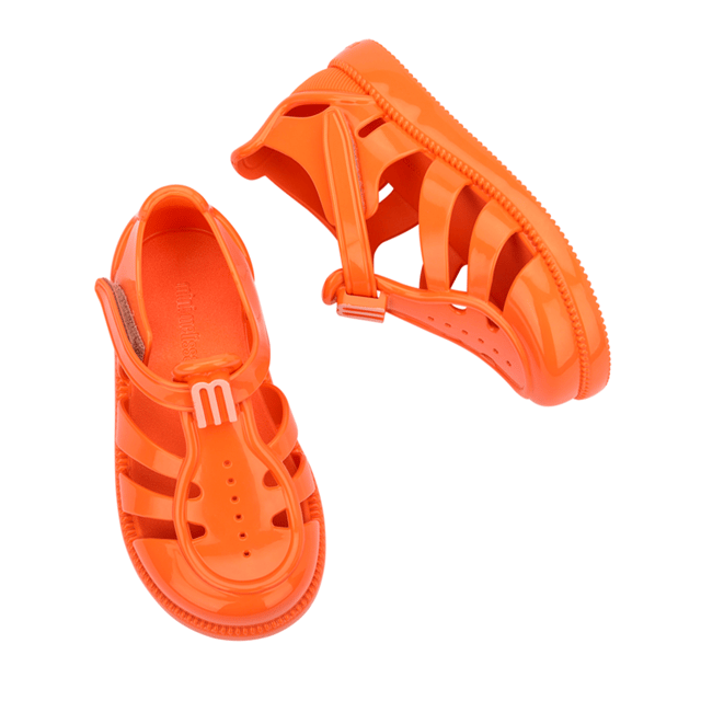 Let your baby slip into a world of dreams with the Mini Melissa Hip Daydream! Lightweight and easy to clean, the style will add cuteness to all of your little one's outfits. Velcro fastener ensures stability.