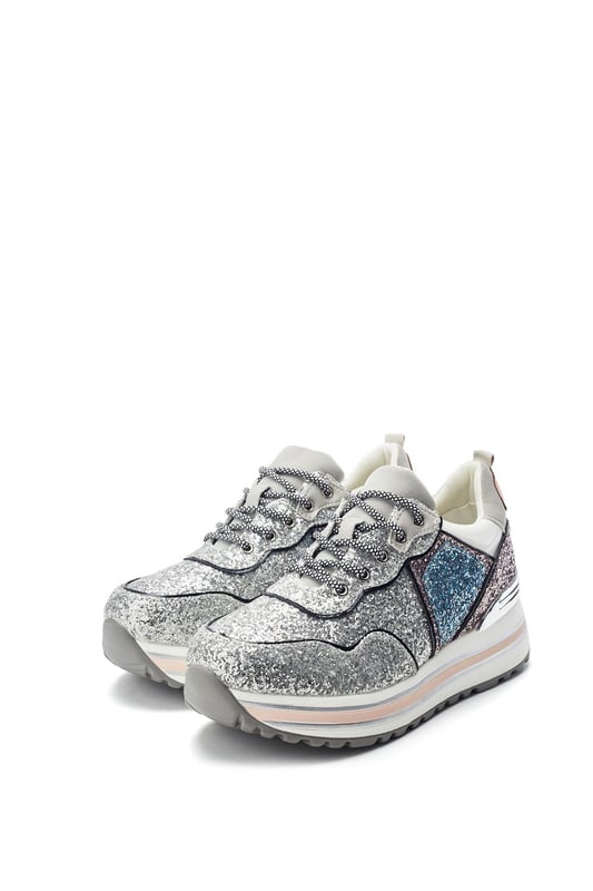 Looking to add sparkle to your every day? The Dov trainer features glitz panels and luxe metal detailing to ensure your style shines as bright as you.