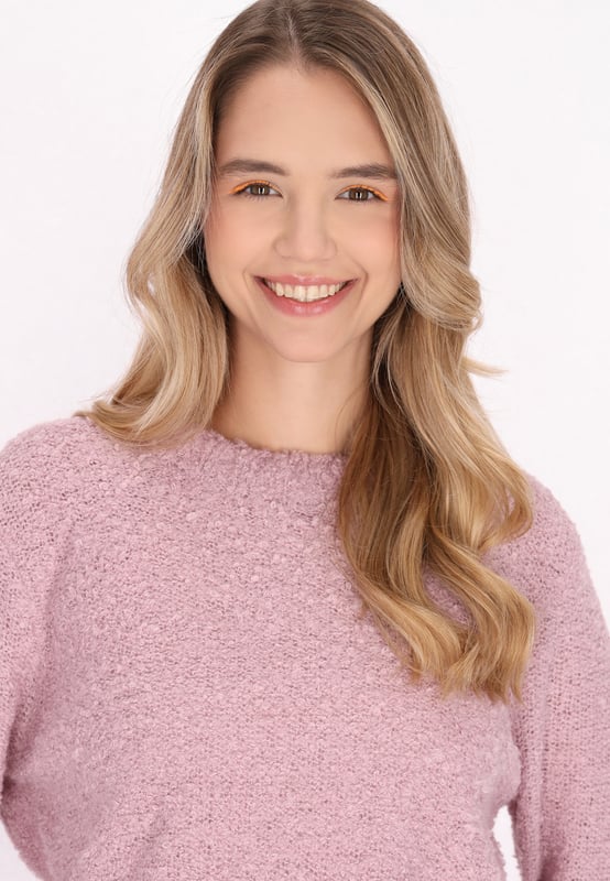 Wir präsentieren einen einfachen, strukturierten Pullover mit Rundhalsausschnitt und langen Ärmeln. Das strukturierte Strickmuster verleiht dem Design Tiefe. Mit einer entspannten Silhouette und leicht abgesenkten Schulternähten bietet dieser Pullover sowohl Komfort als auch lässige Eleganz.  Zur Seite fahren
