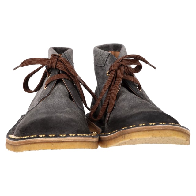 Prada Gestepptes Schnürstiefel im grauen Wildleder VINTAGE, NP WIE NEU
Fügen Sie Ihrer Schuhkollektion mit den Prada Nieten-Schnürstiefeln aus weichem grauem Wildleder einen Hauch von edgy Luxus hinzu. Diese Stiefel vereinen die klassische Desert-Boot-Silhouette mit zeitgemäßen Details und verfügen über auffällige Nietenakzente, die einen gewagten, modeorientierten Twist bieten. Das reiche graue Wildleder verleiht einen raffinierten, vielseitigen Look, während die Nieten ein unerwartetes Element von Textur und Stil hinzufügen, was diese Stiefel zur perfekten Balance aus rustikalem Charme und hochwertiger Eleganz macht.
Prada Nieten-Schnürstiefel aus grauem Wildleder
Zustand: Sehr gut
Abnutzungserscheinungen: Geringfügige Markierungen, leicht benutzt, aber sehr gut gepflegt. Kleinere Abnutzungen an den Sohlen und Faltenbildung, leichte Kratzer an Sohlen und Fersen.
Verpackung: Staubbeutel
Farbe: Grau
Material: Wildleder | Wildleder
Größe: UK | 10/US11/IT44/FR44 1/3
Maße: Absatzhöhe: 30; Innensohle Länge: 350
SKU: MRPPUGBSH450798M