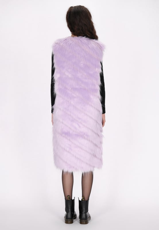 Dieses luxuriöse ärmellose Oberteil mit einer weichen, fellähnlichen Textur strahlt Raffinesse und Stil aus. Der gerade Saum und der offene Kragen machen es perfekt zum Layern über Outfits für zusätzliche Wärme oder als schickes Fashion-Statement. Das schlichte, aber elegante Design betont die strukturierte Oberfläche und Silhouette und schafft einen auffälligen Look, der sowohl vielseitig als auch modisch ist.  Weste