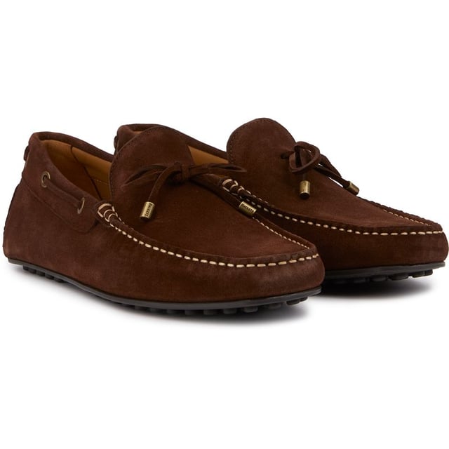 Hackett London The Driver Zapatos Confeccionados en ante sedoso de primera calidad, estos mocasines tipo driver de Hackett son imprescindibles para tu guardarropa esta temporada de primavera y verano. El calzado sin cordones presenta una elegante construcción Kiowa, cordones decorativos y costuras en contraste para una apariencia elegante e informal.