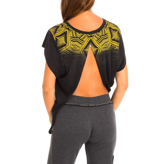 Camiseta Con Mangas Zumba. 
Color Negro
Clásica y versátil con un calce fácil. 
Cuello redondo. 
Gráfico en el frontal y la espalda con motivos de la marca.
Espalda con escote pronunciado.
El tejido suave proporciona un ajuste cómodo y favorecedor.
Costuras vistas a tono.

Composición:  50% Algodón, 50% Poliéster.

-Utilizar lavadora a temperatura máxima 30º .
-No utilizar secadora.
-Puede utilizar Lejía.
-No utilizar plancha.