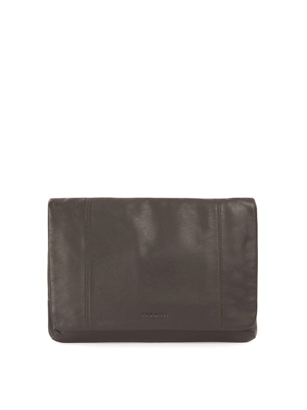 unisex Crossbody tas met magnetische knoopsluiting. drie open zakken binnenzakken. afwezige externe zakken. verstelbaar in lederen schouderband. ontbrekend handvat. een binnencompartiment.  extern materiaal. polyester binnenkant. Afmetingen: 23,5x34x4,5 cm. Modeproduct