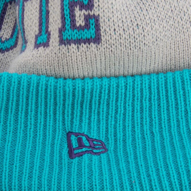 New Era Charlotte Hornets NBA Bobble Knit Hat in turquoise.- Bobble on top.- Cuffed knit.- Embossed graphics.- 90% Polyester  10% Wool.- Ref: 60421480
