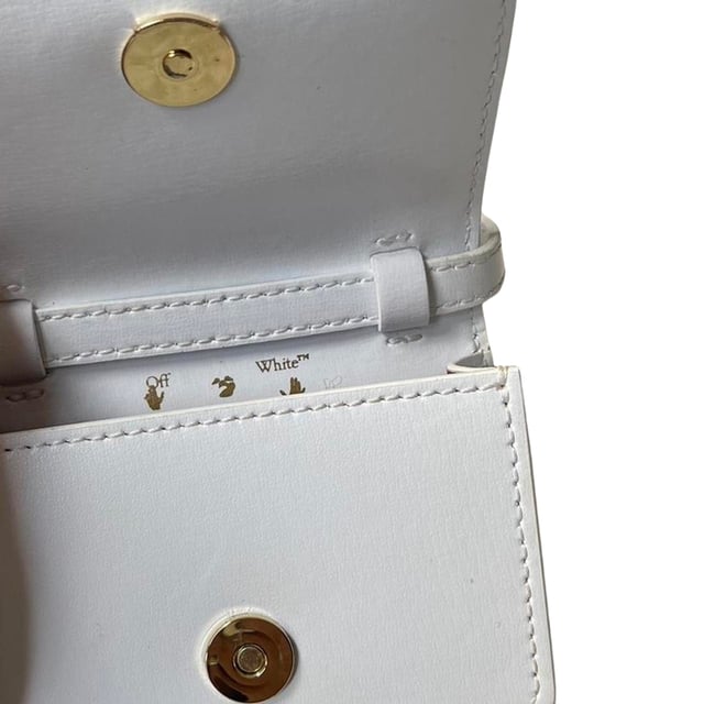 Este bolso de Off-White es el accesorio perfecto para aquellos que desean agregar un toque clasico a su look diario. Bolso blanco Off-White, cierre de cremallera, perfecto para festivales de verano, logotipo de flecha en el frente, bolso pequeño, perfecto para guardar tarjetas y cambio suelto, cinturon ajustable