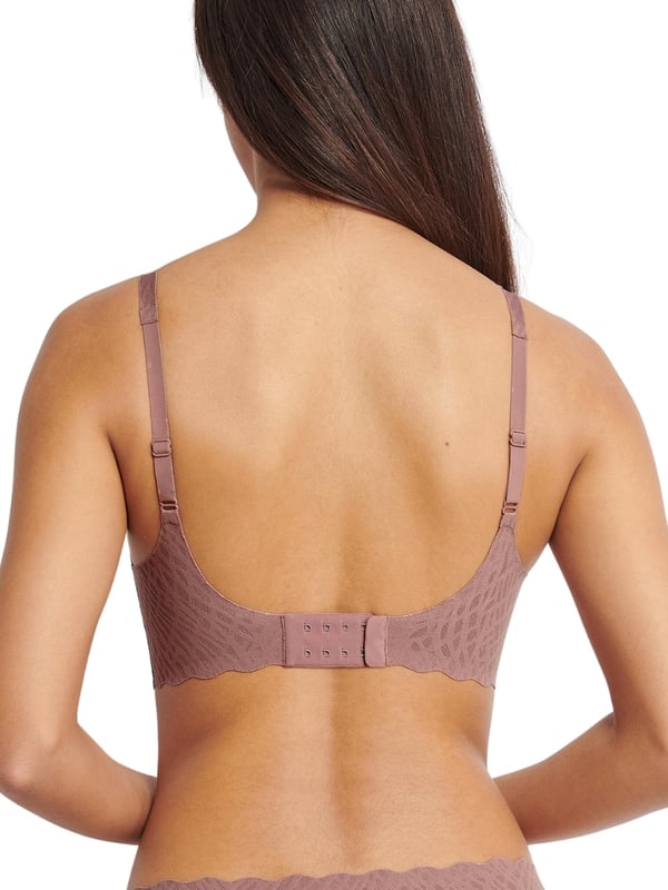 Sloggi ZERO Feel Bliss Soft Bra. Seamless and soft stretch fabric with a geometric mesh overlay. Adjustable straps with V-neckline, removable cup padding and hook & eye closure. Product is made of 76% GRS-certified recycled Polyamide and 24% Elastane and is machine washable.