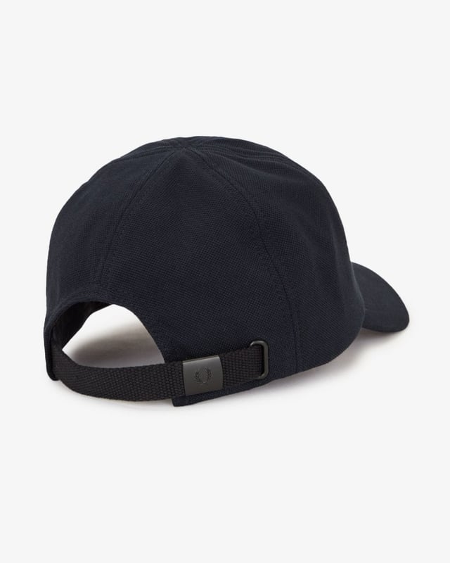 A classic cotton cap inspired by the Fred Perry Shirt.  
Cotton piqué fabric / Internal cotton lining and band / Matte metal adjuster clip / Contrast Laurel Wreath embroidery to the front left side
100% Cotton
HW6726
