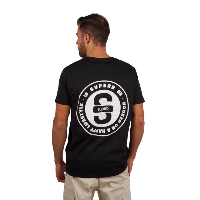 Short sleeve t-shirt Superb.
 Round neckline with ribbed finish.
 Brand print on the front and back.
 Seams seen in tone.
 Composition: 100% Organic Cotton
 Care:
- Wash at max. 40ºC.
 - Do not use bleach.
 - Iron at low temperature.
 - Do not dry clean.
 - Do not use dryer.