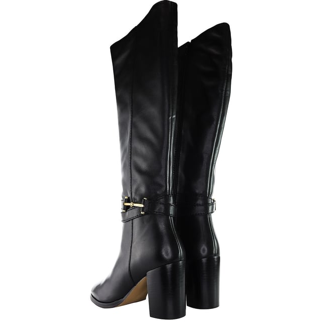 Stap in verfijning en stijl met de Ted Baker Aryna Women's Black Knee High Boots - een statement stuk dat luxe en eigentijds design naadloos combineert. Verhoog je mode spel met deze prachtige kniehoge laarzen met een groot aantal opmerkelijke functies:

Belangrijkste kenmerken:

 Luxe lederen constructie:  De Ted Baker Aryna Boots zijn gemaakt van hoogwaardig zwart leer, waardoor ze er niet alleen strak en gepolijst uitzien, maar ook duurzaam zijn en de tand des tijds doorstaan. Het luxe materiaal voegt een vleugje weelde toe aan je ensemble.

 Elegant kniehoog ontwerp:   Maak een gedurfd modestatement met het kniehoge silhouet van deze laarzen. De grotere hoogte zorgt voor een chique en tijdloze look, waardoor ze een veelzijdige keuze zijn voor verschillende gelegenheden.

 Comfortabele pasvorm:   Ondanks hun geraffineerde uiterlijk zijn deze kniehoge laarzen ontworpen met jouw comfort in gedachten. De doordachte constructie zorgt voor een goede pasvorm rond de kuit en biedt zowel stijl als bewegingsvrijheid.

 Stevige hak: De laarzen hebben een stevige en uitgebalanceerde hak, die je comfortabel optilt zonder aan stabiliteit in te boeten. Of je nu door de straten van de stad loopt of een formeel evenement bijwoont, deze laarzen bieden zowel stijl als gemak.

 Ritssluiting: De handige ritssluiting aan de zijkant zorgt voor gemakkelijk aan- en uittrekken, zodat je deze kniehoge laarzen gemakkelijk aan kunt trekken en er toch strak en gestroomlijnd uit blijft zien.