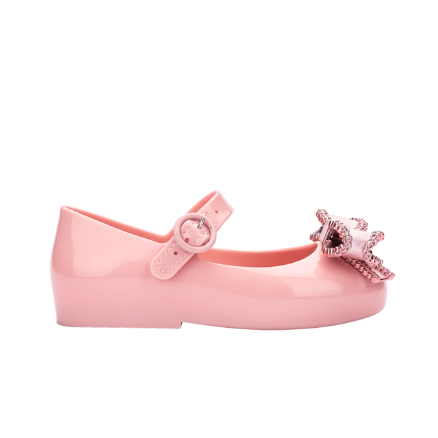 Dress your baby girl to the nines with the Mini Melissa Sweet Love IV! The maxi bow on the vamp adds a romantic twist and a delicate touch to the ballerina. Only the top of the foot is left exposed, and an extra strap with a buckle ensures a snug fit and extreme stability for your mini. The insole is notably comfortable and the color palette is to die for!