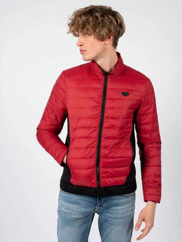 Eenvoudig gesneden
Gewatteerd
Met opstaande kraag
Sluit met een tweewegritssluiting
Twee voorzakken met sluiting
Binnenin een zak met klittenbandsluiting
Zij-inzetstukken in een contrasterende kleur
Bedrijfsdetail op de linkerkant
Gemaakt van hoogwaardige stof
Gevuld met synthetische vezels