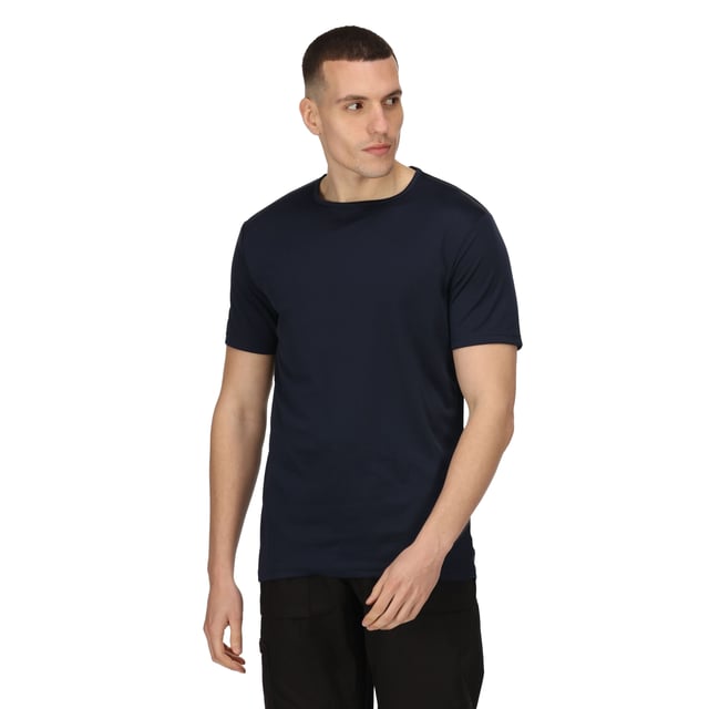 100% Polyester. Gewebetechnik: Antibakteriell, Feuchtigkeitsabweisend. Design: Reflektierend. Rundhalsausschnitt. Kurzärmlig.
