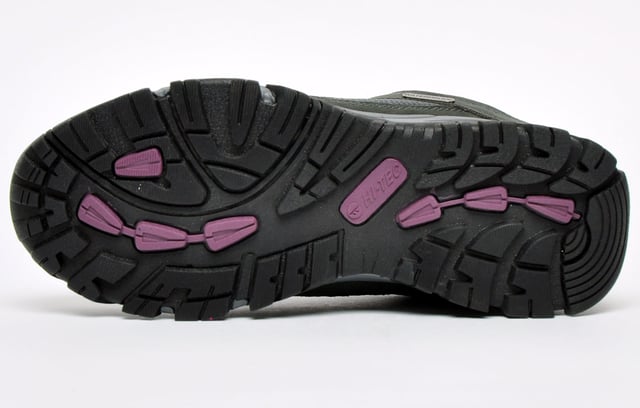 El zapato para caminar Auckland II WP de Hi-Tec es perfecto para todas tus actividades al aire libre. Proporcionando una parte superior mixta con gamuza. un resistente guardabarros de PU y malla transpirable para mayor comodidad. El Dri-Tec impermeable. La membrana transpirable mantiene tus pies secos y la suela de goma resistente te lleva por todos los terrenos con paso firme.