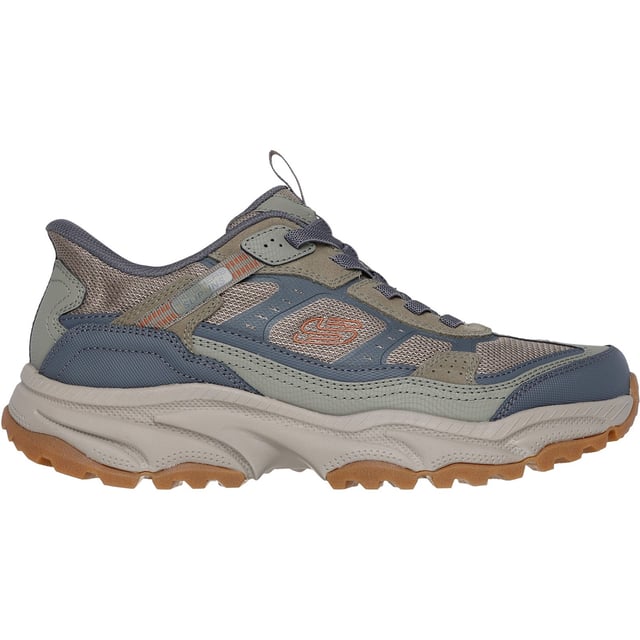 Een sportieve klassieke look krijgt een upgrade in duurzaam comfort met de Skechers Vigor AT. Deze slip-on heeft een suède bovenwerk met een Skechers Air-Cooled Memory Foam comfort binnenzool.