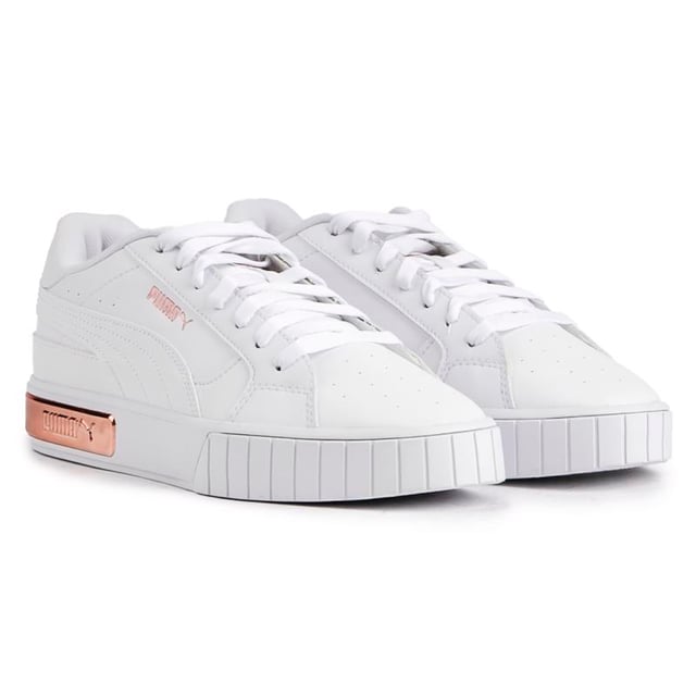 Estas zapatillas blancas Puma Cali Star Glam para mujer tienen una parte superior de cuero suave. un cuello acolchado y un cómodo. plantilla suave. Este estilo presenta una belleza. elegantes detalles metálicos en oro rosa y la icónica raya de Puma para darle un toque glamoroso y estilo añadido.