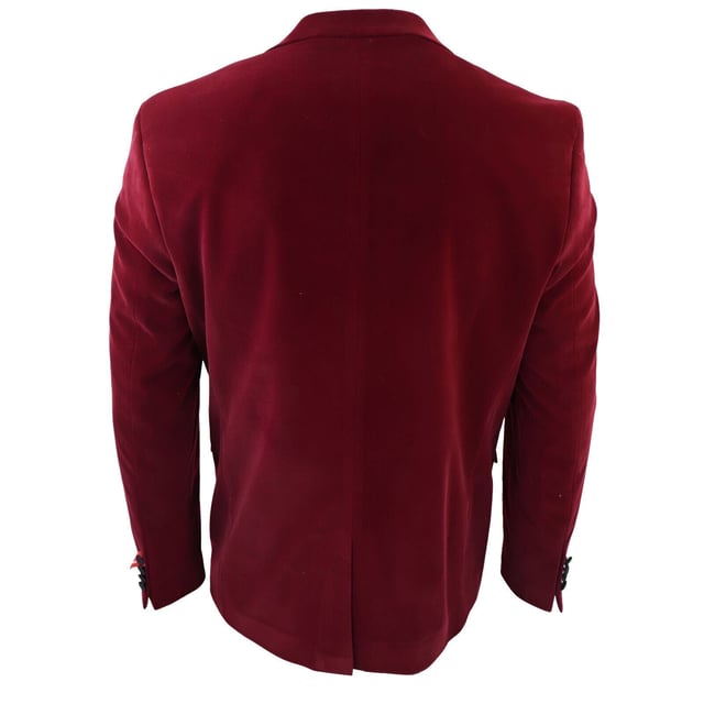 Werten Sie Ihren Stil mit dieser burgunderroten Samt-Smoking-Anzugjacke für Herren auf, die perfekt zugeschnitten ist und einen eleganten und eleganten Look verleiht. Es ist aus atemberaubendem rotem Samt gefertigt und verfügt über ein kontrastierendes spitzes Revers aus schwarzem Satin und passende Satinknöpfe sowie ein klassisches rundes Retro-Schalrevers aus schwarzem Satin für zeitlose Eleganz. Wichtige Designmerkmale: Premium-Samt-Finish: Der luxuriöse burgunderrote Samtstoff strahlt Opulenz und Raffinesse aus und gibt ein mutiges Stil-Statement ab. Kontrastierende Satin-Akzente: Die schwarzen Revers und Knöpfe aus Satin sorgen für einen auffälligen Kontrast und verleihen einen Hauch von Raffinesse und Flair. Klassischer Schal Revers: Das runde Schalrevers verleiht dem Design ein klassisches und zeitloses Element, das an Vintage-Hollywood-Glamour erinnert. Maßgeschneiderte Passform: Mit einer maßgeschneiderten Passform, die ein Gleichgewicht zwischen schlank und normal schafft, sorgt diese Jacke für eine moderne, schmeichelhafte Silhouette. Vielseitige formelle Kleidung : Ideal für formelle Anlässe wie Hochzeiten, Bälle, Partys und Black-Tie-Events. Mit diesem Smoking-Smoking heben Sie sich mit mühelosem Stil von der Masse ab. Vervollständigen Sie Ihr formelles Ensemble mit diesem exquisiten Samtblazer und entdecken Sie in unserem Shop noch mehr Stile und Farben passend zu Ihrem Geschmack und Anlass.