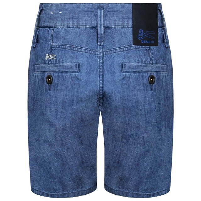 Dessa shorts är omsorgsfullt tillverkade av Denham, ett känt varumärke som är känt för sin känsla för detaljer och sitt kvalitetshantverk.\n\nTillverkade av premium denimtyg erbjuder dessa shorts både hållbarhet och komfort. Den blå färgen ger en klassisk och tidlös touch, vilket gör dem lämpliga för olika avslappnade tillfällen. Oavsett om du promenerar längs stranden, utforskar staden eller njuter av en grillfest i trädgården, kommer dessa shorts att få dig att se cool ut utan ansträngning.\n\nTokyo Apex denimshorts har en modern och skräddarsydd passform som ger en snygg och smickrande silhuett. De sitter bekvämt i midjan och ger gott om utrymme genom låren, vilket gör det lätt att röra sig. Längden når strax ovanför knät och ger en perfekt balans mellan stil och komfort.\n\nDessa shorts är designade med omsorg om detaljerna och visar Denhams karakteristiska hantverkskunnande. De har kontrastsömmar som ger en touch av visuellt intresse och förbättrar den övergripande estetiken. Den klassiska femficksdesignen är praktisk och ger dig gott om förvaringsutrymme för dina viktigaste saker samtidigt som du behåller en ren och strömlinjeformad look.\n\nDessa denimshorts är mångsidiga och kan stylas på många olika sätt. Kombinera dem med en enkel t-shirt eller en skjorta med knappar för en avslappnad och ledig look. Komplettera med sneakers eller sandaler och du är redo att omfamna sommarens vibbar med stil.\n\nDenham Tokyo Apex Men's Blue Denim Shorts är ett måste för den moderna mannen som söker både komfort och modeinriktad stil. Omfamna sommarens anda och förhöj din avslappnade garderob med dessa shorts av hög kvalitet.