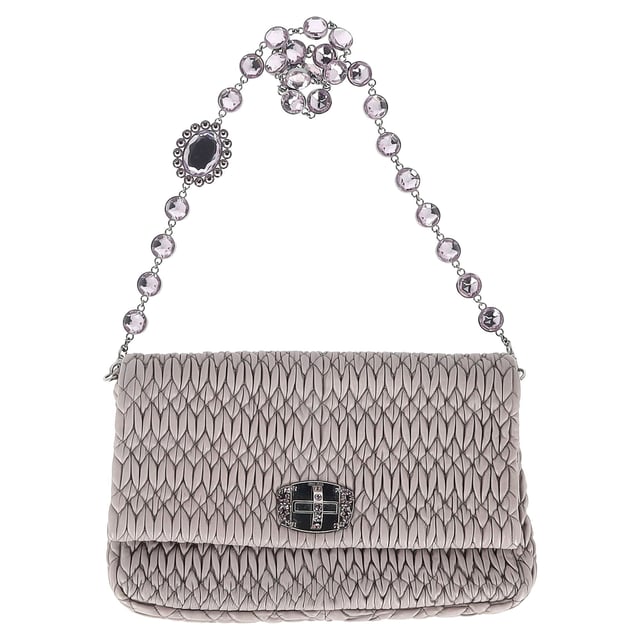 VINTAGE, UVP WIE NEU  
Verleihen Sie Ihrem Stil mit der Miu Miu Large Crystal Cloque Schultertasche aus edlem grauem Nappaleder das gewisse Etwas. Diese exquisite Tasche besticht durch ein atemberaubendes Design mit Kristallen, das jedem Outfit einen Hauch von Glamour verleiht. Das geräumige Innere bietet ausreichend Platz für Ihre Essentials, während das weiche Nappaleder ein luxuriöses Gefühl garantiert. Perfekt für Tag und Nacht, vereint diese Schultertasche mühelos Eleganz und Funktionalität und macht sie zu einem unverzichtbaren Accessoire für die moderne Frau.

Miu Miu Large Crystal Cloque Schultertasche aus grauem Nappaleder

Zustand: Sehr gut  
Abnutzungsspuren: Kein Verkaufsetikett, Geringe Abnutzungsspuren, leichte Faltenbildung  
Verpackung: Staubschutzbeutel  
Farbe: Beiger Print  
Material: Leder | Schafsleder  
Größe: Einheitsgröße  
Maße: Breite: 30; Höhe: 220; Länge: 360  
SKU: NAPPUGBBA403346W