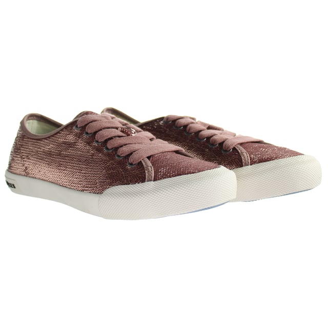 Men's lace-up sneaker made with salt-washed cotton canvas. 

Inspired by the hippie revolution and the easygoing sneakers worn during 1967’s Monterey Pop Festival. 

Cushy memory foam footbed with airflow channels for cooling comfort. 

Long-lasting outsole made from natural rubber. 

Consciously crafted using a time-honored vulcanization process.