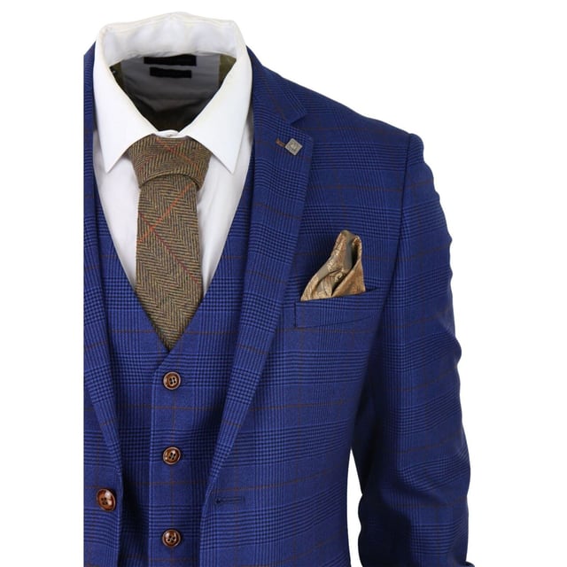 Realza tu estilo con nuestro traje de tres piezas a cuadros azules y marrones para hombre, confeccionado a la perfección para cualquier ocasión. Este conjunto completo incluye un blazer, un chaleco y un pantalón, lo que lo hace ideal para bodas, bailes de graduación, entornos de oficina y fiestas por igual. Este traje, confeccionado con un sofisticado tejido Príncipe de Gales a cuadros azules y marrones, cuenta con un atractivo atemporal con su parte delantera de dos botones y su doble abertura en la espalda. Diseñado por los sastres de Saville Row, ofrece un corte entallado que logra el equilibrio perfecto entre lo ajustado y lo regular. Con su estilo clásico y su impecable confección, este traje irradia confianza y sofisticación. Explora nuestra tienda para encontrar una amplia gama de estilos y colores que se adaptan a tu gusto individual. Puntos destacados del diseño del producto: Tejido Príncipe de Gales clásico a cuadros azules y marrones Ajuste entallado para una silueta elegante Cierre frontal de 2 botones para un aspecto refinado Doble abertura en la espalda para mayor comodidad y estilo Conjunto completo de 3 piezas que incluye blazer, chaleco y pantalones Tallas Talla de chaqueta y pantalón 36R: 36" (pecho) 30" (cintura) 38R: 38" (pecho) 32" (cintura) 40R: 40" (pecho) 34" (cintura) 42R: 42" (pecho) 36" (cintura) 44R: 44" (pecho) 38" (cintura) 46R: 46" (pecho) 40" (cintura) 48R: 48" (pecho) 42" (cintura) 50R: 50" (pecho) 44" (cintura) 52R: 52" (pecho) 46" (cintura) 54R: 54" (pecho) 48" (cintura)
