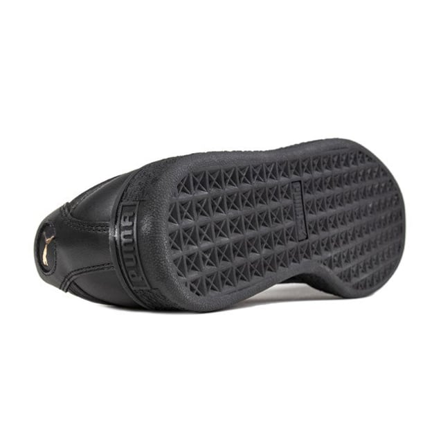 PRODUCT STORY: A true classic is timeless – and the enduring style of the low-cut Basket silhouette is a case in point. First emerging in the 1970s, this design has been reimagined for the 21st century and appears this season in a clean, full-leather look. DETAILS - Low boot; Full leather upper; Textile sockliner; Synthetic lining; Rubber midsole; Rubber outsole; Lace closure for a snug fit; Woven PUMA Archive No. 1 Label at tongue; Debossed and gold foil printed PUMA No. 2 Logo at quarter; PUMA Formstrip at lateral side.