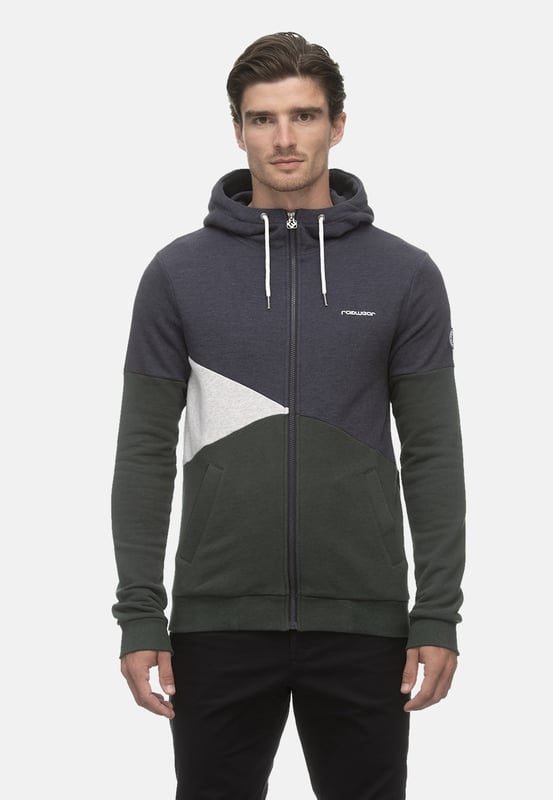Diese bequeme Sweatjacke für Herren ist ein tolles Basic für kühlere Stunden und Tage. Die Ärmel und der Saum sind mit Rippbündchen versehen, die für einen guten Sitz sorgen. Die hochgeschnittene Kapuze hat einen Kordelzug und schützt vor Wind und Kälte. Geschlossen wird die Sweatjacke mit einem Reißverschluss. In den Seitentaschen können kleine Gegenstände verstaut werden. Ober- und Unterteil der Jacke sind farblich abgesetzt, wodurch ein cooler Streetwear-Look entsteht. Der Label-Schriftzug auf der Brust und die Label-Applikation auf dem Ärmel runden das Design ab.