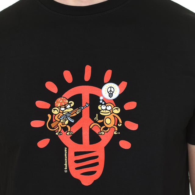 Camiseta de marga corta.
Color Negro
Cuello redondo con acabado acanalado.
Estampado de la marca en el frontal.
Costuras vistas a tono.

Composición:  100% Algodón

Cuidados:
- Lavar a máquina máximo 30ºC.
- No usar lejía.
- Planchar a temperatura media.
- No usar secadora.
- No lavar en seco.