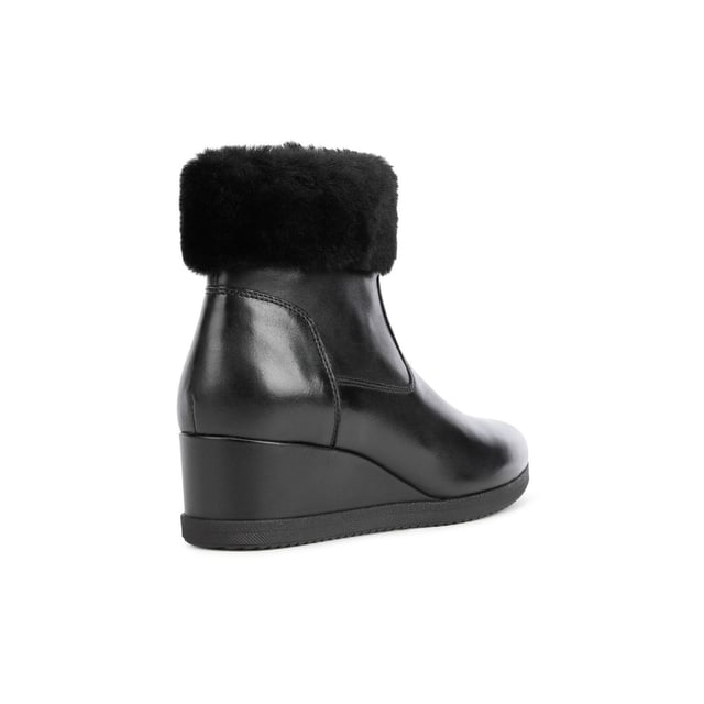These shoes feature a thermal lining that can protect against even the harshest temperatures. GEOX technology at the service of comfort and practicality.