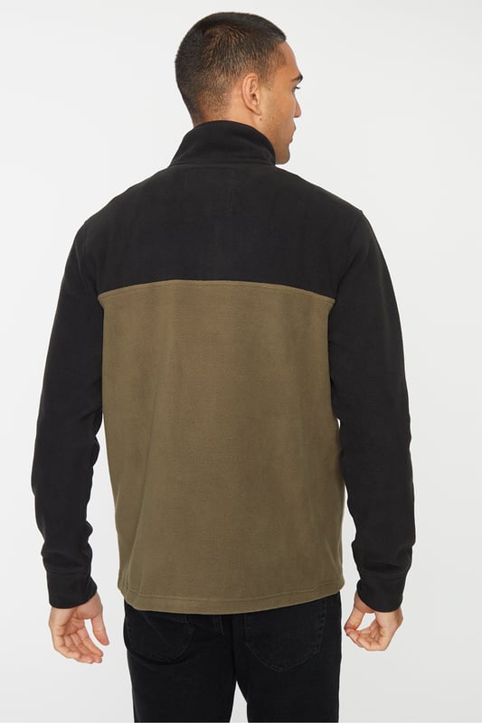 Upgrade your active essentials with this colour block, quarter zip, microfleece top from the Threadbare Outdoor range. Designed with a funnel neck, two side pockets and has a very comfortable feel. This top is ideal for layering and has the threadbare signature logo on the chest.