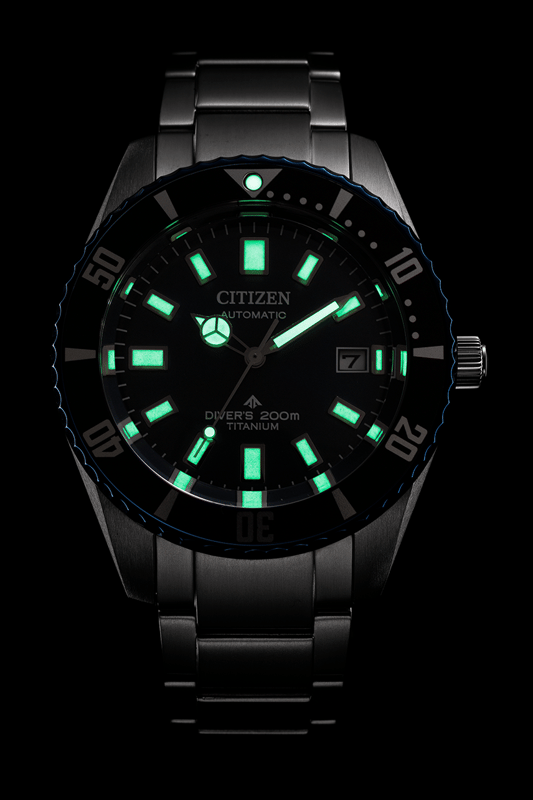 Diese Citizen Promaster Fujitsubo Limited Edition Analoguhr für Männer ist das perfekte Zeitmessgerät zum Tragen oder Verschenken. Das silberne 41 mm runde Gehäuse in Kombination mit dem komfortablen Silber-Titan-Uhrenarmband sorgt dafür, dass Sie dieses atemberaubende Zeitmessgerät ohne Kompromisse genießen können. Angetrieben von einem hochwertigen automatischen Uhrwerk und wasserfest bis 20 bar, wird Ihre Uhr weiterhin zuverlässig ticken. Die Promaster-Serie, die das Wesen der Erkundung in der Luft, zu Land oder zur See einfängt, feiert ihr 35-jähriges Jubiläum im Bereich professioneller Abenteuer mit einer neuen limitierten Serienausgabe. Diese automatische Analoguhr verfügt über eine Kalenderfunktion: Datum, leuchtende Zeiger, leuchtende Zahlen und eine verschraubte Krone. Hochwertiges 21 cm langes und 19 mm breites Silber-Titan-Armband mit einer Faltschließe mit Druckknopf. Gehäusedurchmesser: 41 mm, Gehäusehöhe: 12 mm und Gehäusesilber: Zifferblattfarbe: Blau.