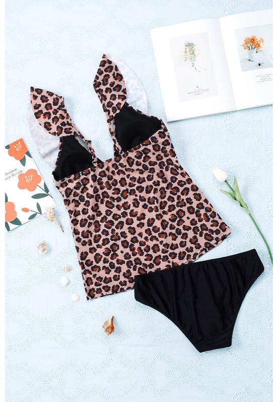 Parte superior de tankini estiloso con estampado de leopardo y bikini de color sólido  
Diseño con volantes para un toque femenino  
Estampado de leopardo de moda  
La parte superior del tankini proporciona una amplia cobertura y soporte  
Bikini de color sólido para un ajuste cómodo y favorecedor  
Fabricado con materiales de calidad para durabilidad y lujo  
Perfecto para días de playa o relajarse al borde de la piscina  
Renueva tu colección de trajes de baño con este conjunto a la moda