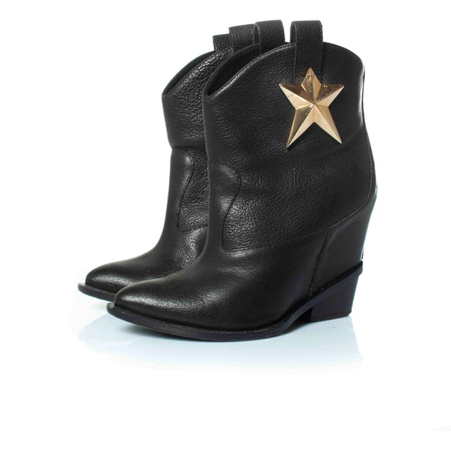 VINTAGE, RRP AS NEW
Giuseppe Zanotti, hidden platform wedge star boots in black. The item is in very good condition. 
 CONDITION: very good condition

SIZE: 36

INSOLE MEASUREMENTS: 23 cm

HEEL MEASUREMENTS: 10 cm PLATFORM: 1 cm

SHAFT HEIGHT: 10 cm,WIDTH TOP: 14 cm

MATERIAL: leather

COLOUR: blackMeasurments: