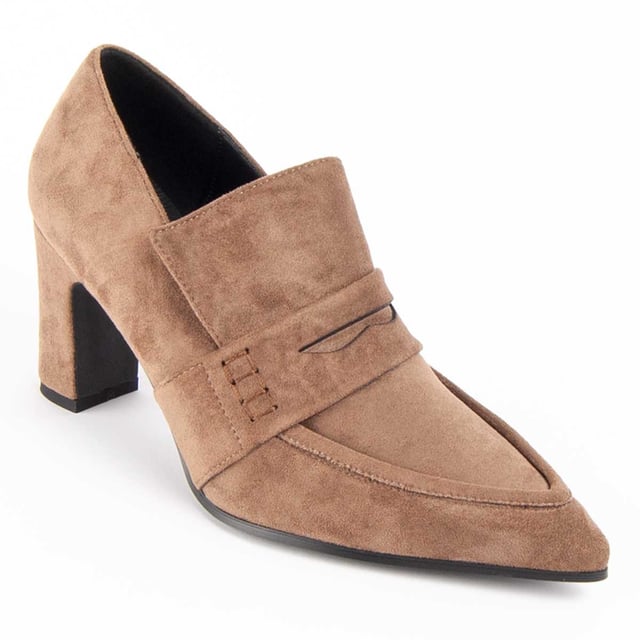 Schoenen met hoge hakken voor dames. Comfortabele pasvorm. Gevoerde binnenzool van natuurlijk leer. Gemaakt door andere merken voor ons merk. Afmetingen bij benadering: hak van 8 cm.