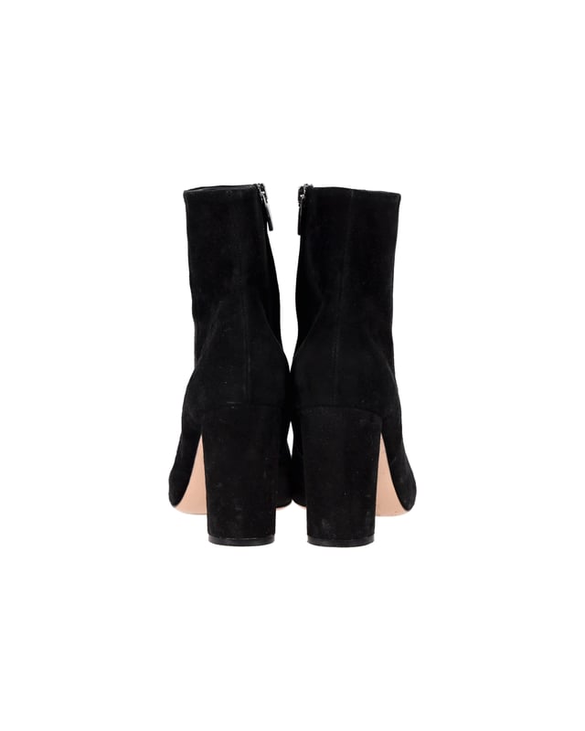 VINTAGE, RRP AS NEW
Elevate your wardrobe with the Gianvito Rossi Pointed-Toe Ankle Boots. Crafted from smooth suede uppers in a classic black hue, these boots exude timeless charm. The pointed toes add an element of sophistication, while the high-block heels offer a comfortable height boost. With a convenient side zip, these boots offer both style and ease.

Gianvito Rossi Pointed-Toe Ankle Boots in Black Suede
Condition: Very good
Sign of wear: Moderate wear on the soles, minor rubs on the suede, marks on the heels
Material: Suede
Color: Black
Size: IT41 / US11 / UK8
SKU: 361762