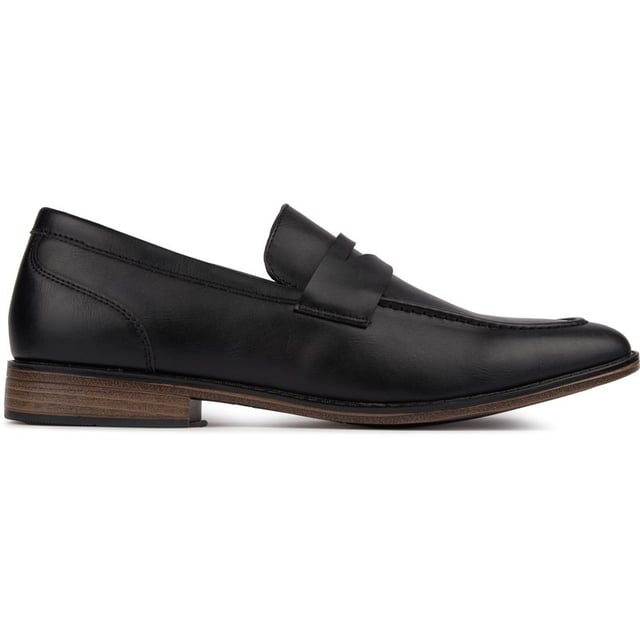 Mantenlo fresco y clásico con el elegante mocasín Leader negro de Soletrader, una prenda imprescindible para el caballero moderno y un elemento esencial elegante para tu guardarropa, así como el compañero perfecto para cualquier look elegante. Con mocasines, detalles de costuras y plantilla interior con la marca, estos zapatos elegantes y atemporales son elegantes sin esfuerzo.