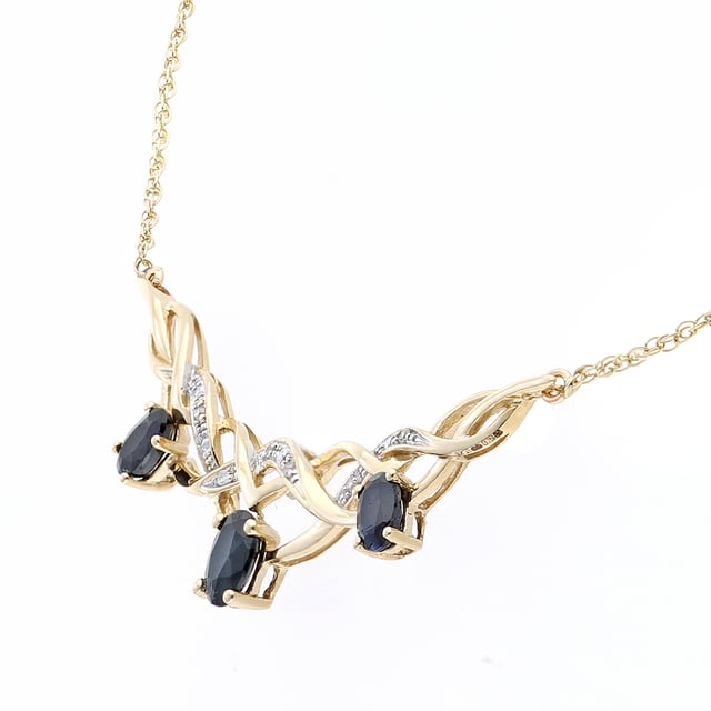9K (375) geel goud: 2,8 gram; # Diamant: 0,025 ct; # Saffier: 1,17 ct; # Afmeting: 4,7 cm x 1,04 cm