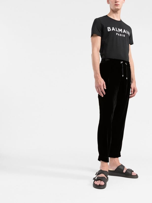 Presented in a black colourway with a cotton construction, Balmain's round-neck T-shirt boasts a contrasting logo print at the chest for a recognisable look.



black/white
cotton
logo print to the front
round neck
short sleeves
straight hem