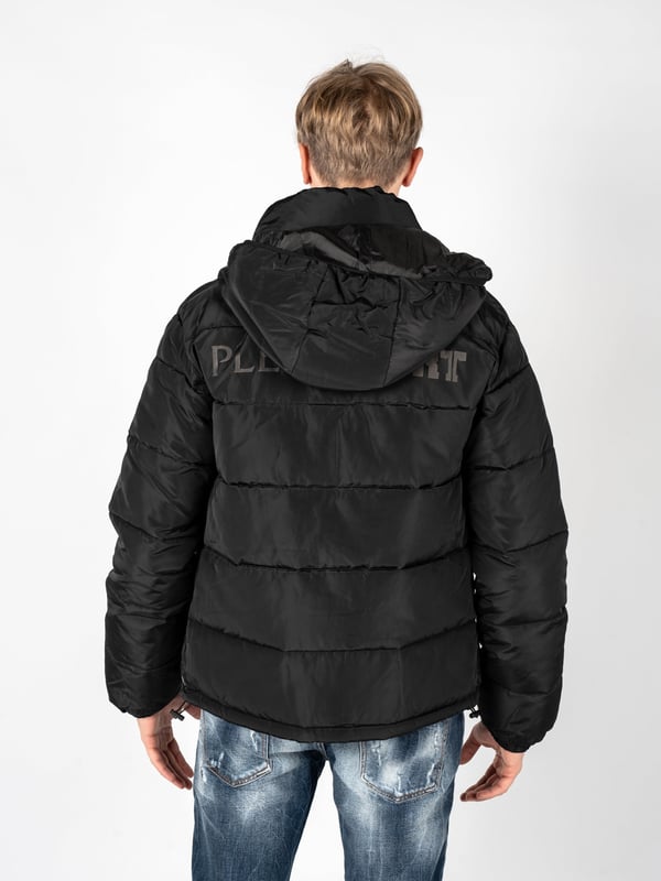 Plein Sport Bold Back Logo Gevoerde Zwarte Jas. Ervaar veelzijdigheid en stijl met de Plein Sport Gevoerde Zwarte Jas! Deze jas heeft een stevige uitstraling. Blijf comfortabel en trendy met het gedurfde logo en de gevoerde details. Perfect voor elke modebewuste persoon. Ritssluiting Zakken, Vulling en Materiaal: 100% Polyester. Zwarte Jas. Gevoerde Jas, Ritssluiting. Stijl: UPPS101P 99