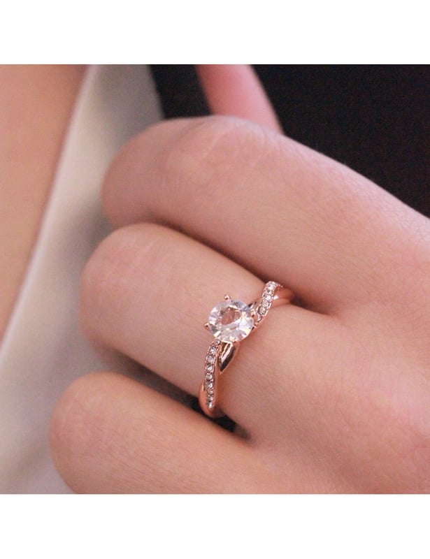 Raffinerad, elegant, vår Eleanor-ring är gjord för dig. Den består av kvalitetskristaller, låt dig förföras av den här ringen och du kommer aldrig att lämna den.