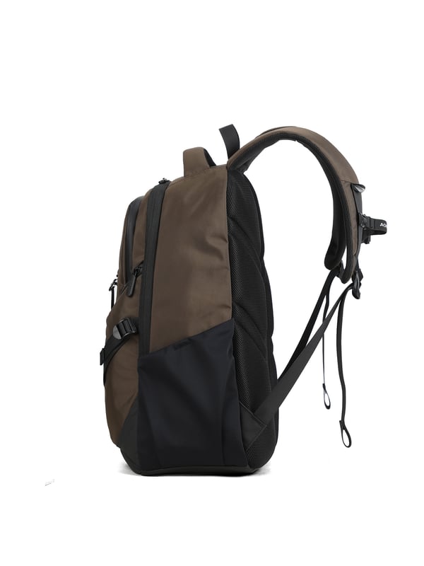 Mochila unisex. El cierre es con cremallera. Los bolsillos internos son bolsillos multifuncionales. Hay tres bolsillos externos con cremallera y dos laterales abiertos. Falta la correa para el hombro. El asa es de tela. Hay un compartimento interno. El material exterior es poliéster. Internamente está forrado en poliéster. Medidas: 33,5x17,5x46,5 cm. Producto de moda