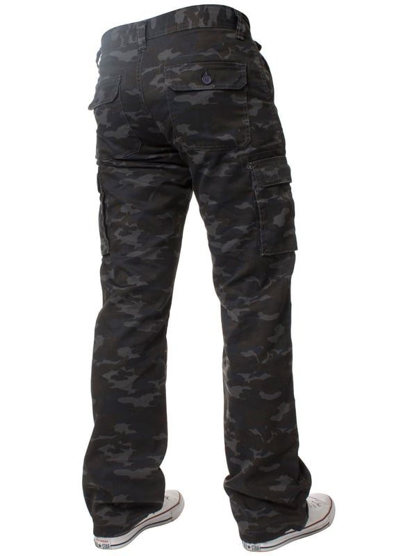 These KZ116 Kruze Camo Work Pants Features 2 Front Pockets, 2 Buttoned Back Pockets, 2 Velcro Side pockets and a zip fly fastening. Crafted with 65% Polyester and 35% Cotton, these Combat Trousers are a loose fit with adjustable toggle to the hems.