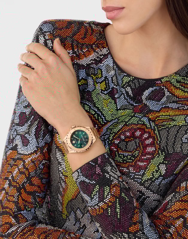 This Philipp Plein Plein Heaven Analogue Watch for Women is the perfect timepiece to wear or to gift. It's Rose Gold 38 mm Round case combined with the comfortable Rose Gold Stainless steel watch band will ensure you enjoy this stunning timepiece without any compromise. Operated by a high quality Quartz movement and water resistant to 5 bars, your watch will keep ticking. Plein Heaven returns for the FW24 collection in a unique capsule with the addition of a sophisticated green dial that symbolizes elegance and feminine determination while celebrating each passing moment. This Analogue watch has a  function: Luminous Hands High quality 19 cm length and 17 mm width Rose Gold Stainless steel strap with a Deployment clasp Case diameter: 38 mm,case thickness: 12 mm, case colour: Rose Gold and dial colour: Black
